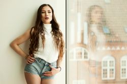 04-11-arvid-nielsen-stephanie in mirror